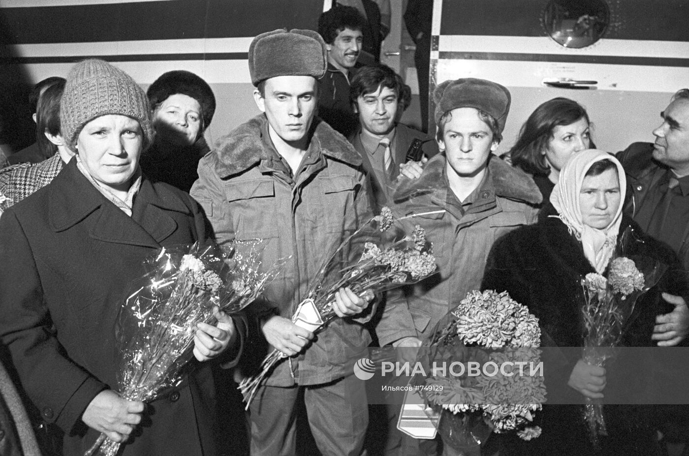 Встреча в аэропорту бывших советских военнопленных