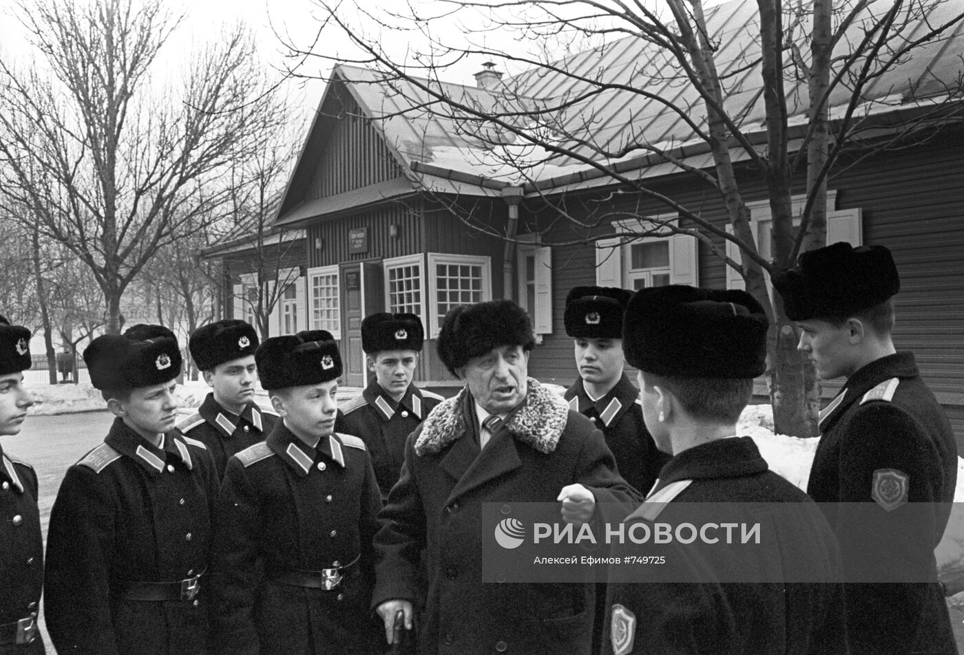 Суворовцы у Дома-музея I съезда РСДРП