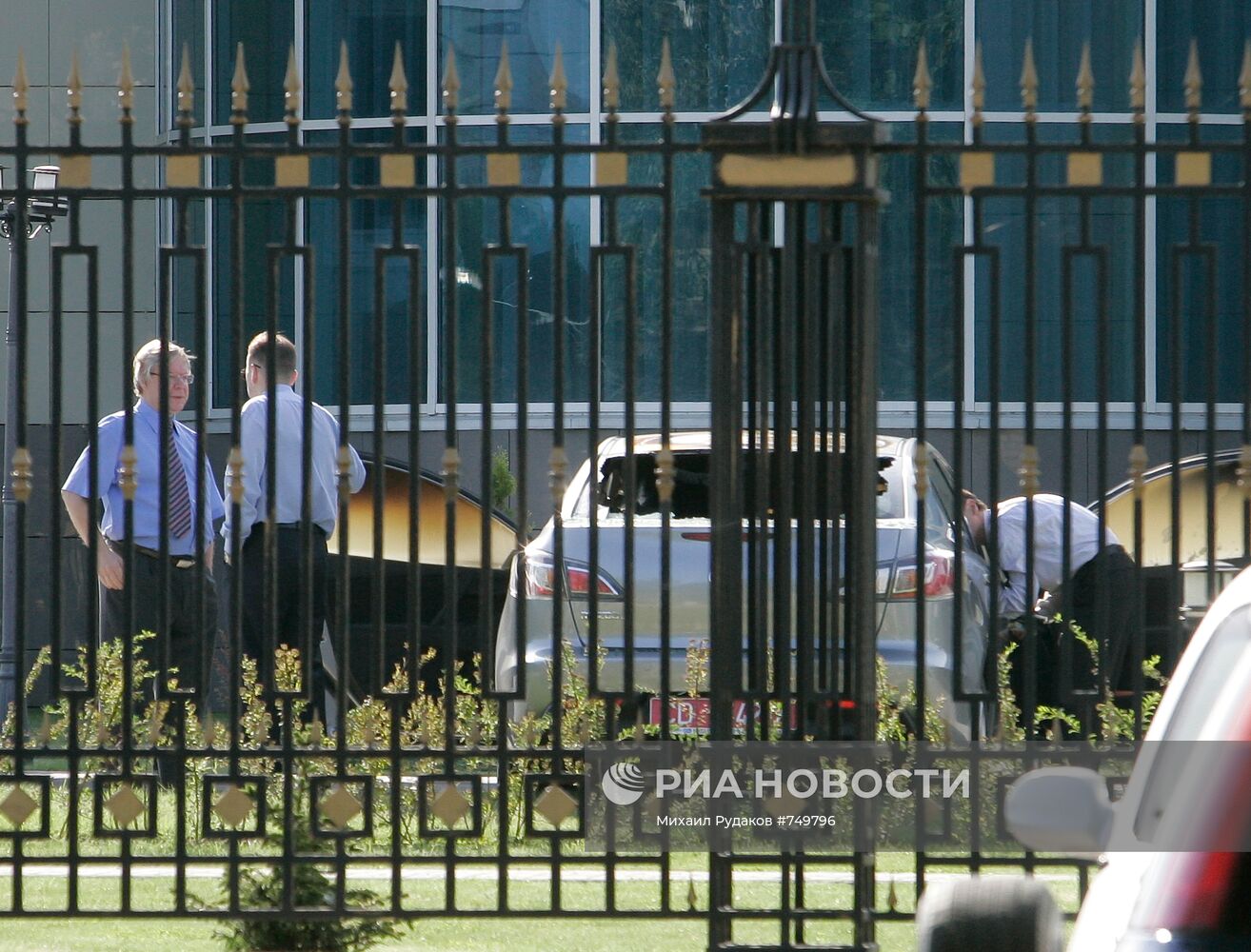 Посольство РФ в Минске забросали "коктейлями Молотова"