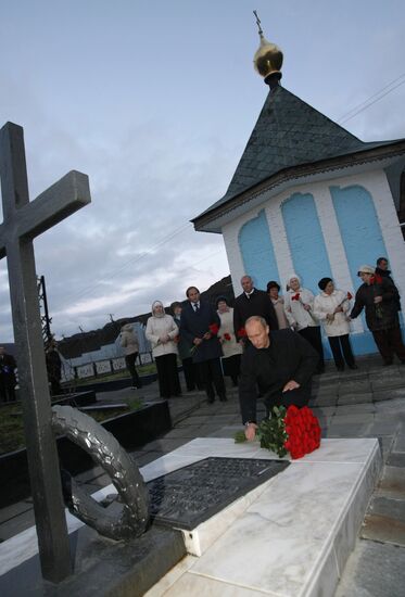 В. Путин посетил Мемориальный комплекс "Норильская Голгофа"