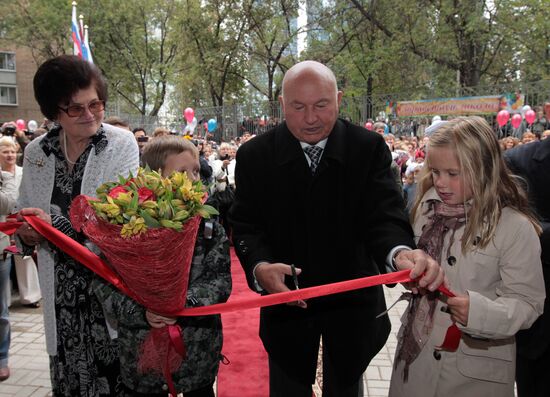 Юрий Лужков открыл новое здание школы №56