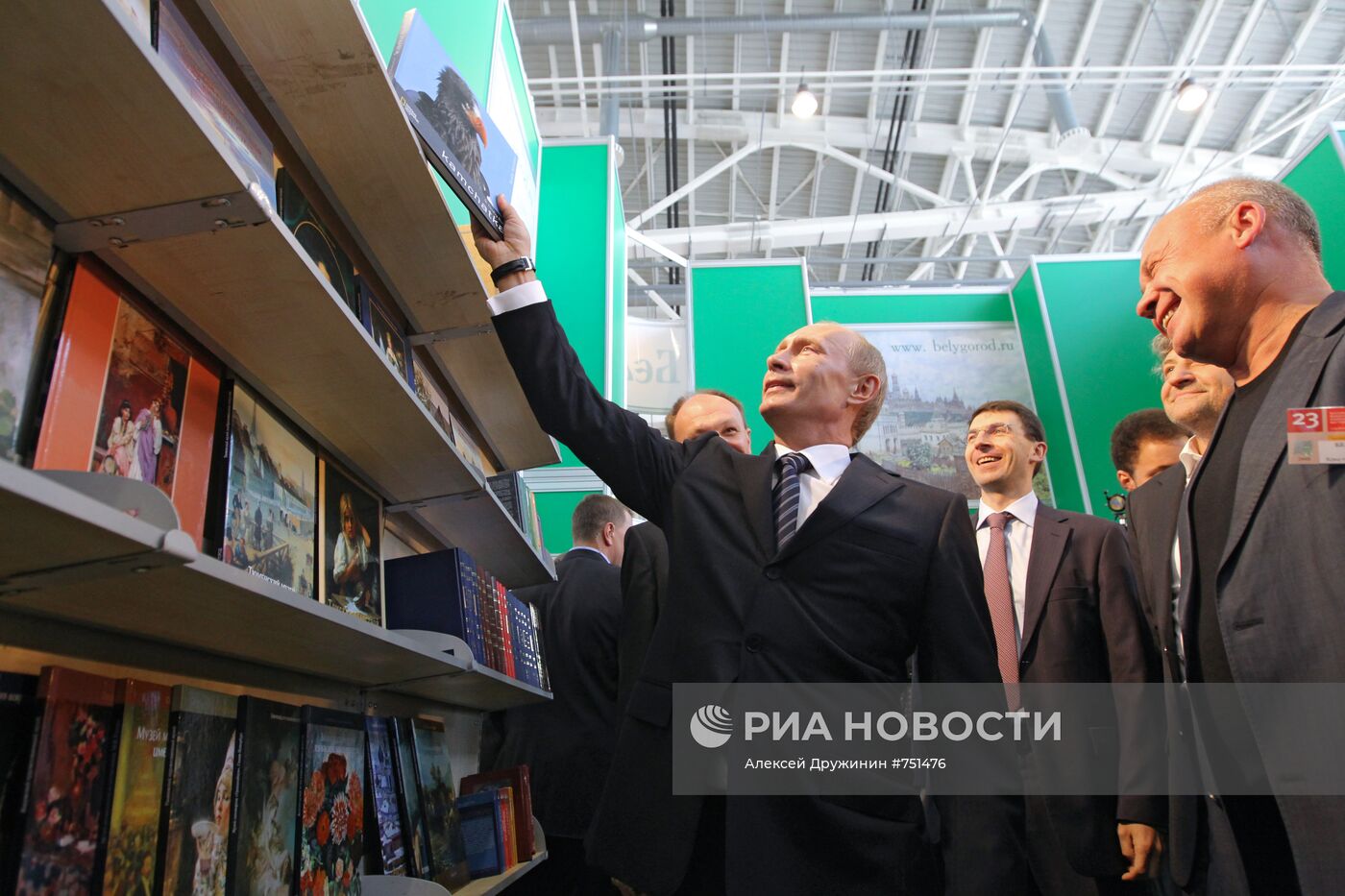 Владимир Путин посетил книжную ярмарку на ВВЦ