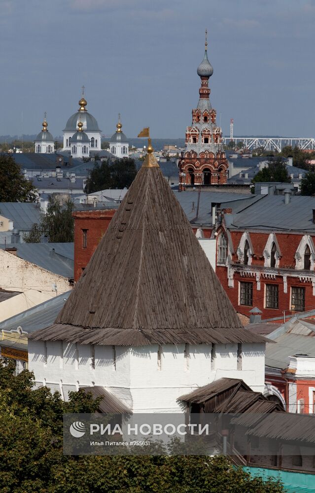 Вид на Ярославль со звонницы Спасо-Преображенского монастыря