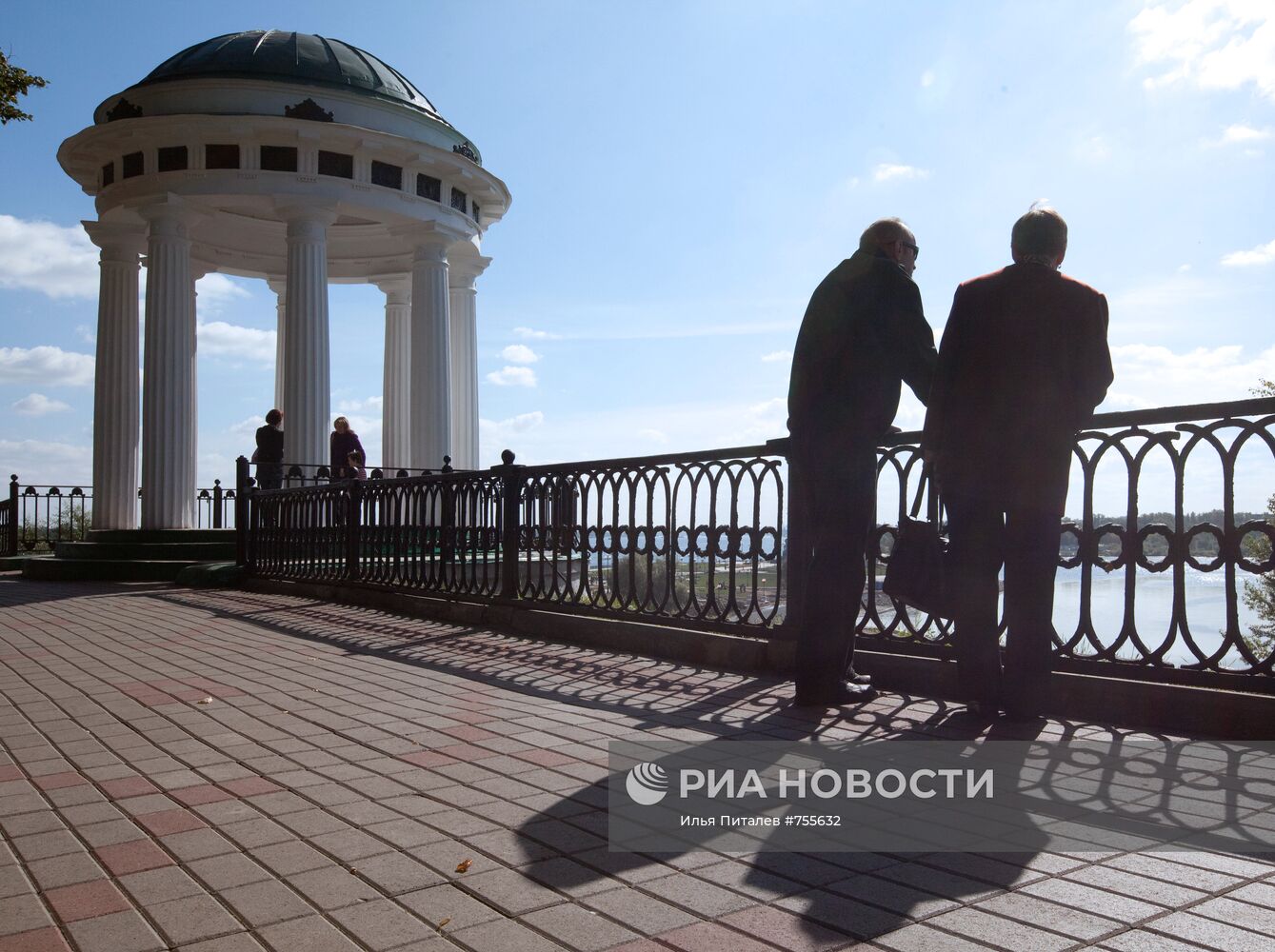 Беседка-ротонда на набережной Волги в Ярославле