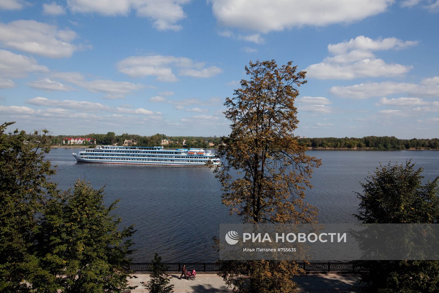 Вид на Волгу со сторону набережной в Ярославле