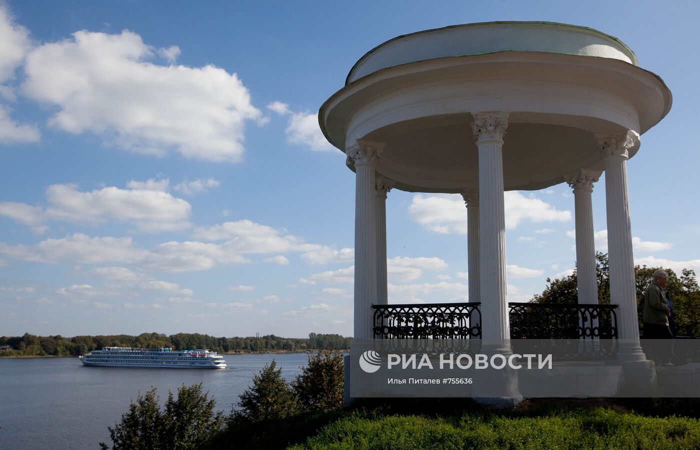 Беседка-ротонда на набережной Волги в Ярославле