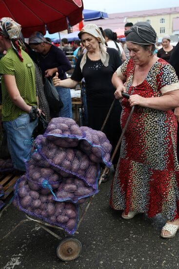 Продажа картофеля на Грозненском рынке