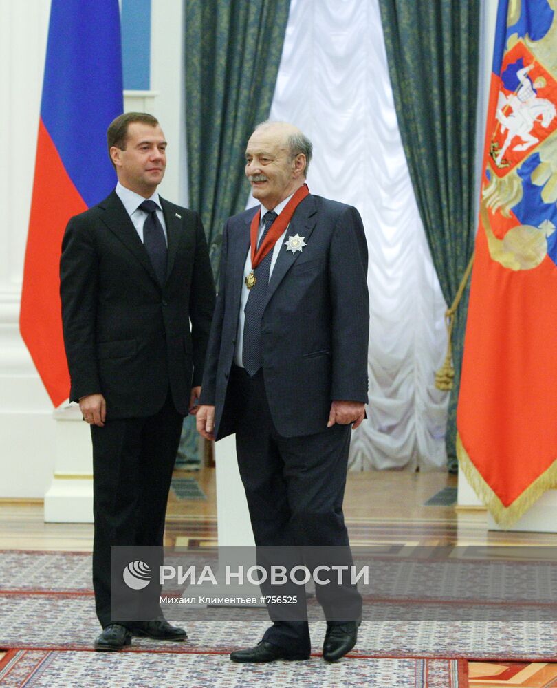 Д.Медведев вручил государственные награды россиянам