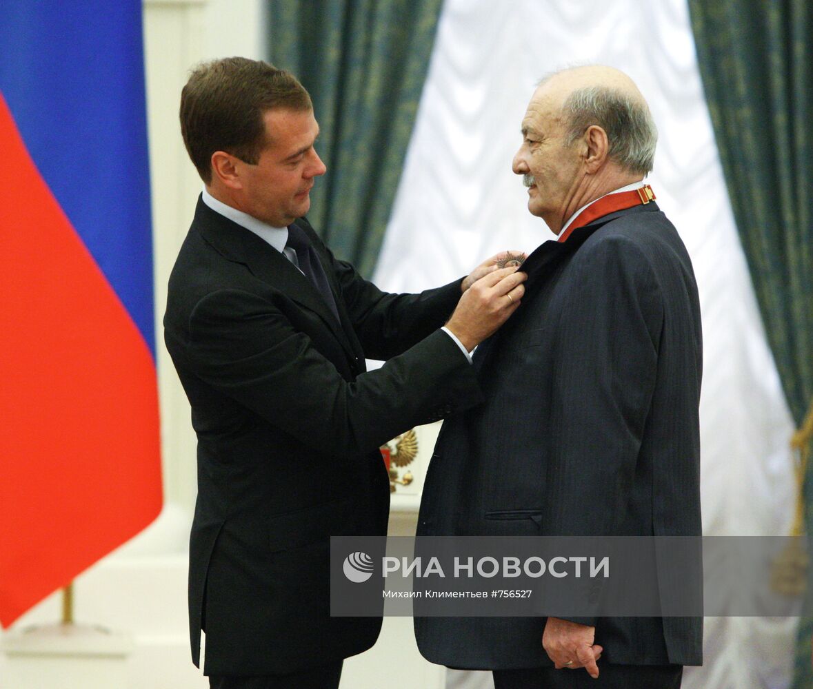 Д.Медведев вручил государственные награды россиянам