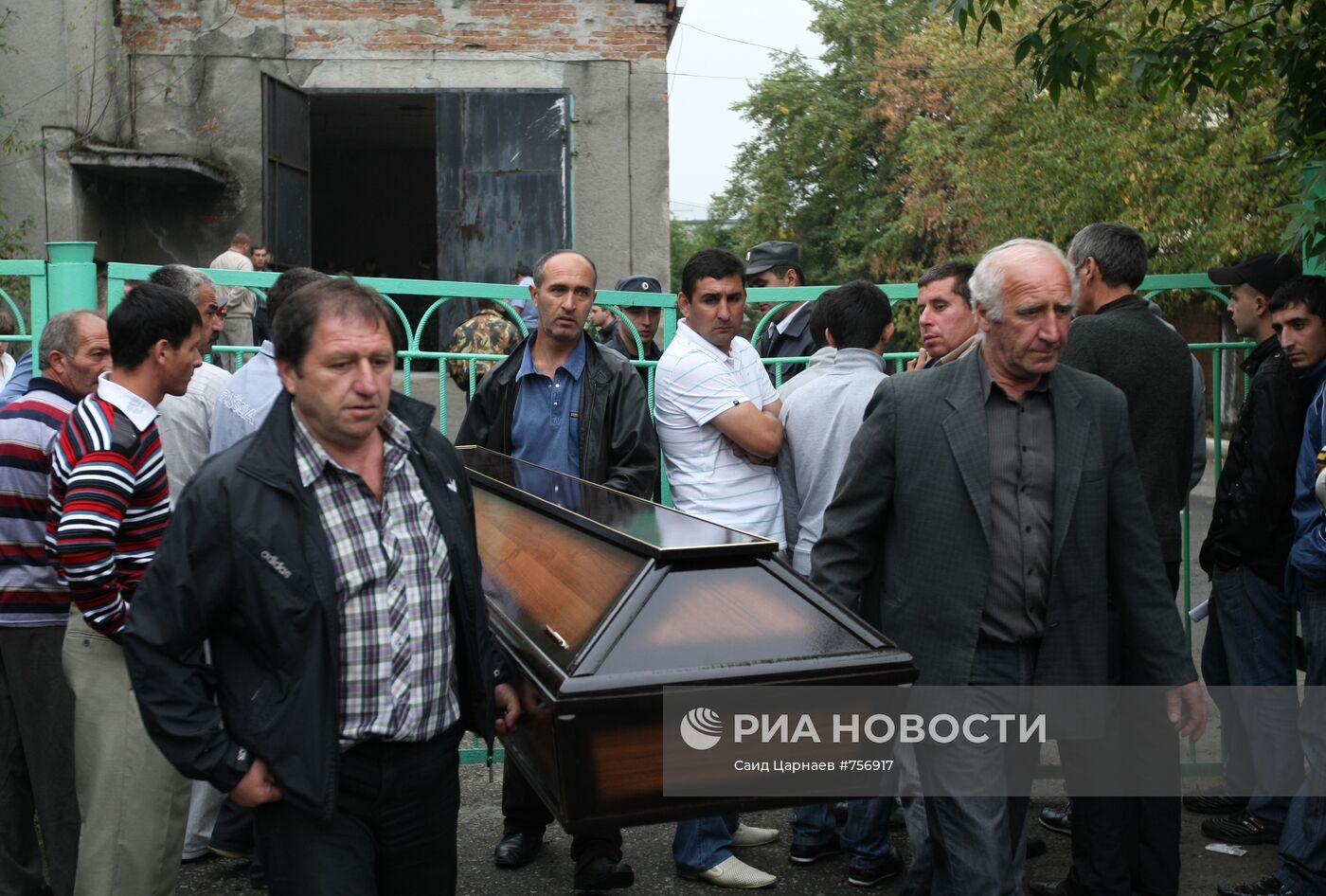 Родственники пострадавших от взрыва во Владикавказе