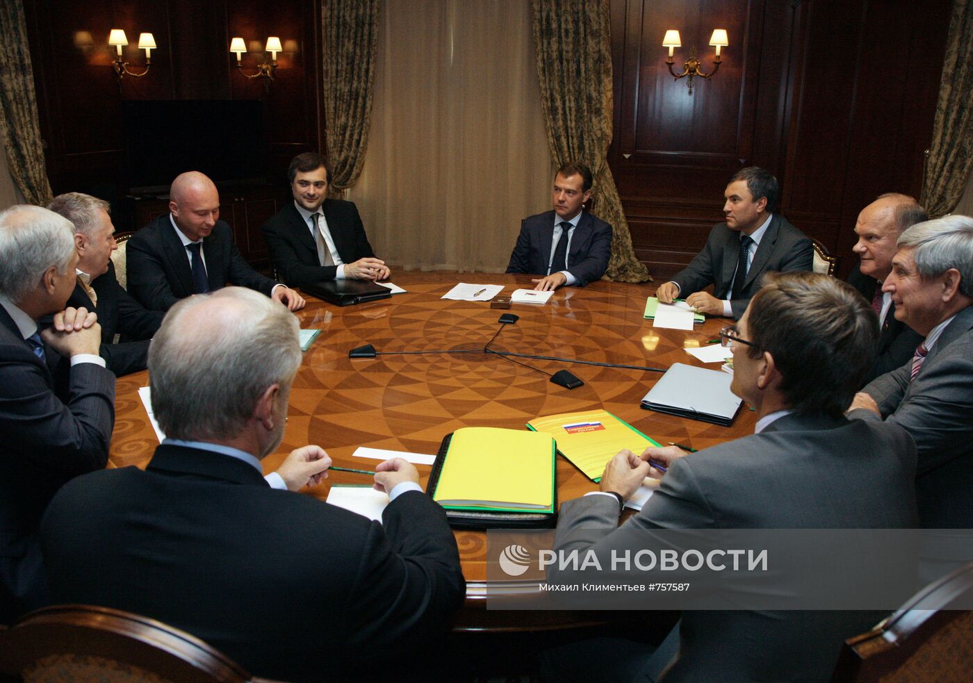 Встреча Дмитрия Медведева с руководителями парламентских партий