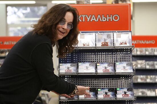 Британский рок-певец Оззи Осборн в магазине "Союз"