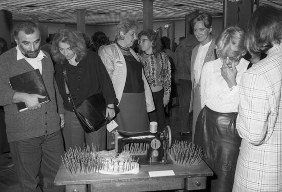 На выставке немецкого художника Гюнтера Юккера