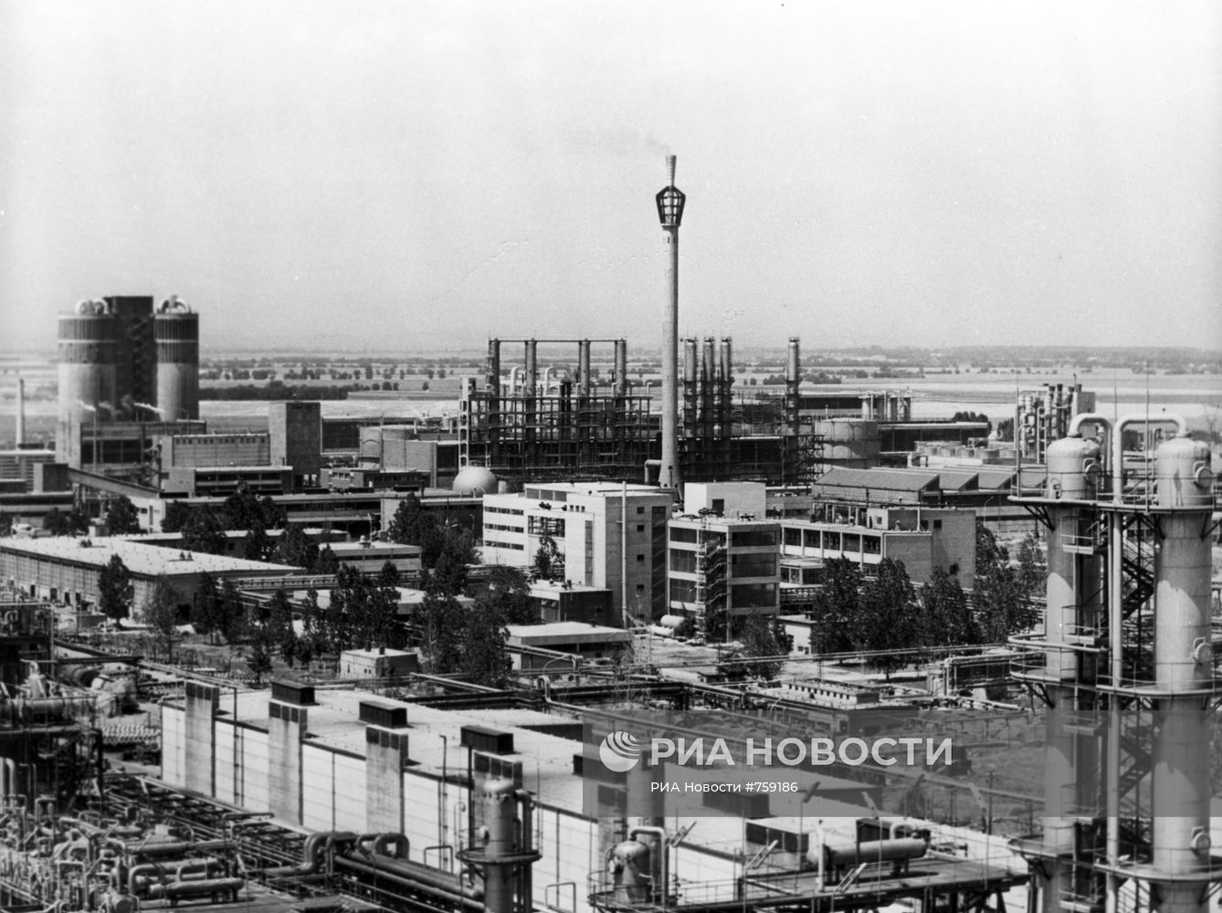 Общий вид Тисайского химического комбината в Ленинвароше