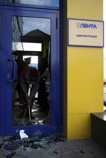 Здание ООО "Лента" в Петербурге захватили вооруженные люди