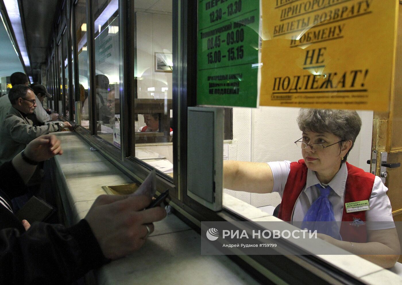 Работа касс и билетных контролеров Казанского вокзала Москвы