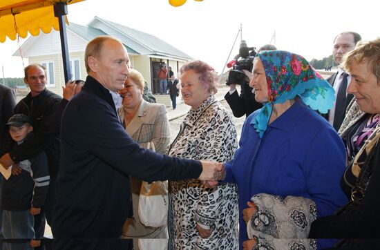 Премьер-министр РФ Владимир Путин посетил деревню Иватино