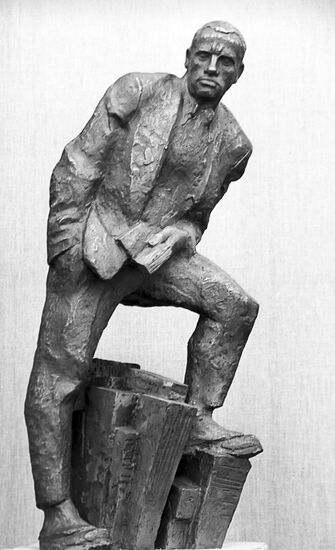 Скульптура "Маяковский в Америке"
