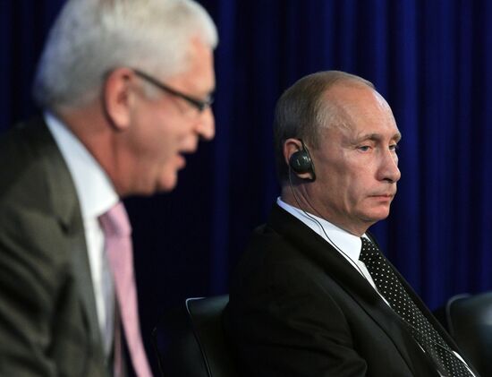 В. Путин на IX Международном инвестиционном форуме "Сочи-2010"