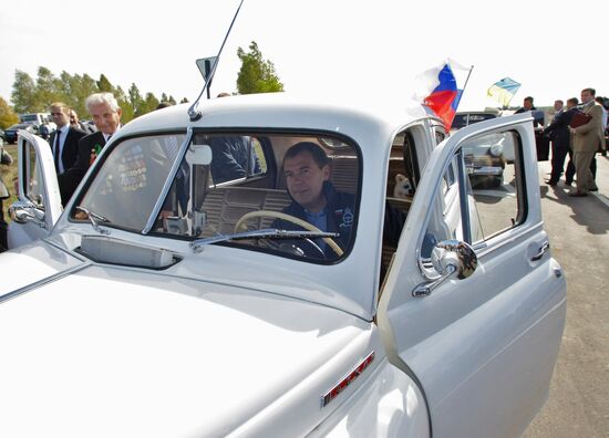 Д.Медведев участвует в автопробеге Петербург-Киев