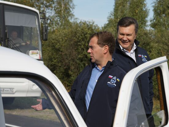 Д.Медведев и В.Янукович участвуют в автопробеге Петербург-Киев