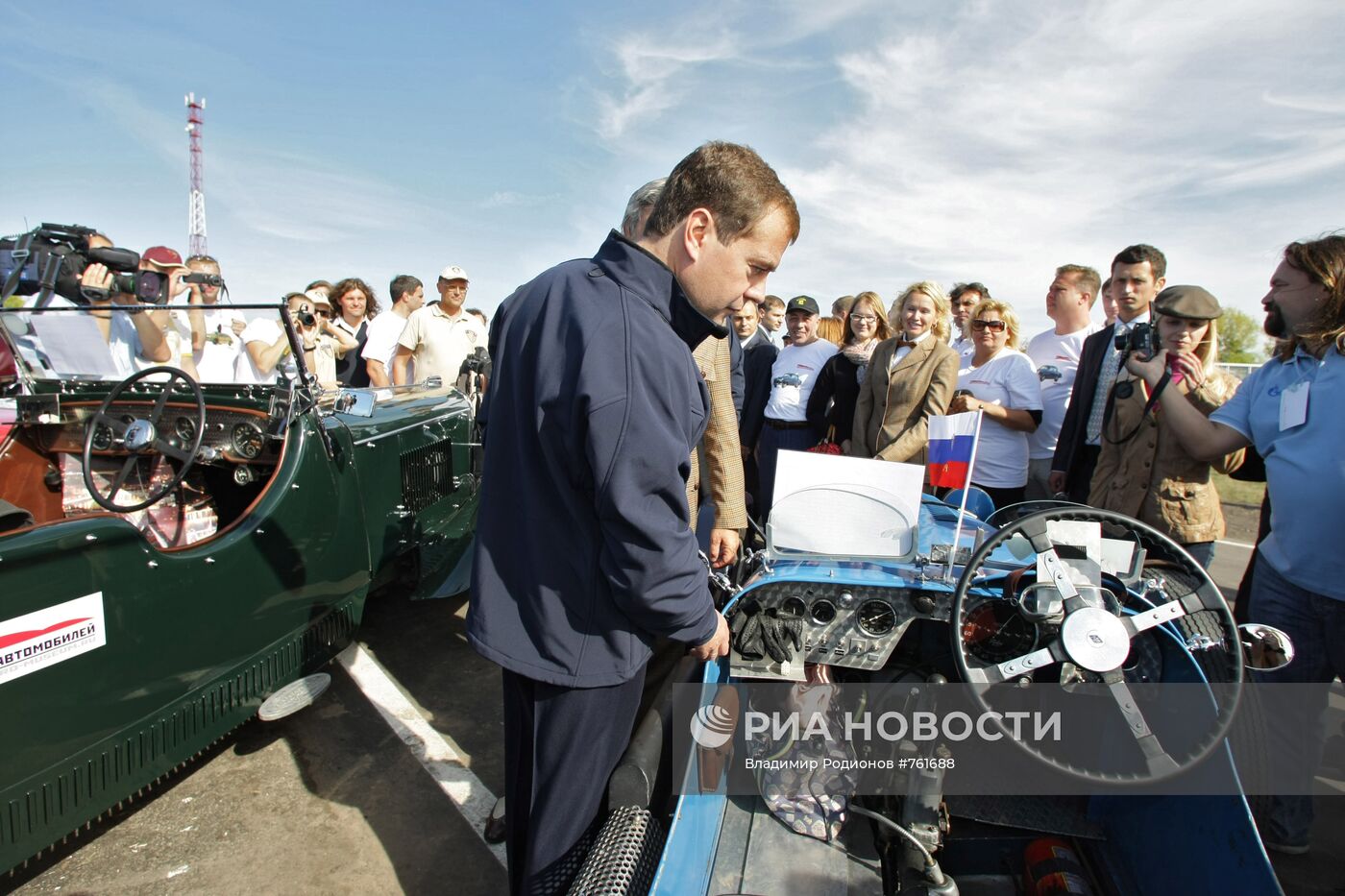 Д.Медведев участвуют в автопробеге Петербург-Киев