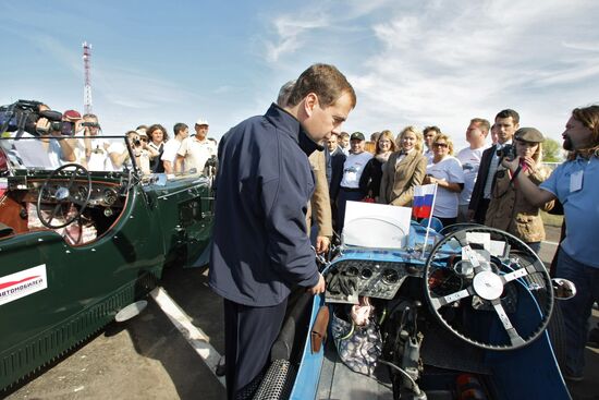 Д.Медведев участвуют в автопробеге Петербург-Киев