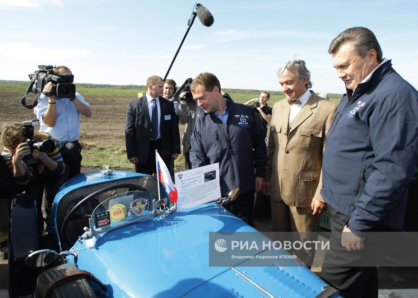 Д.Медведев и В.Янукович участвуют в автопробеге Петербург-Киев
