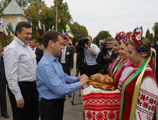 Дмитрий Медведев и Виктор Янукович прибыли в Глухов