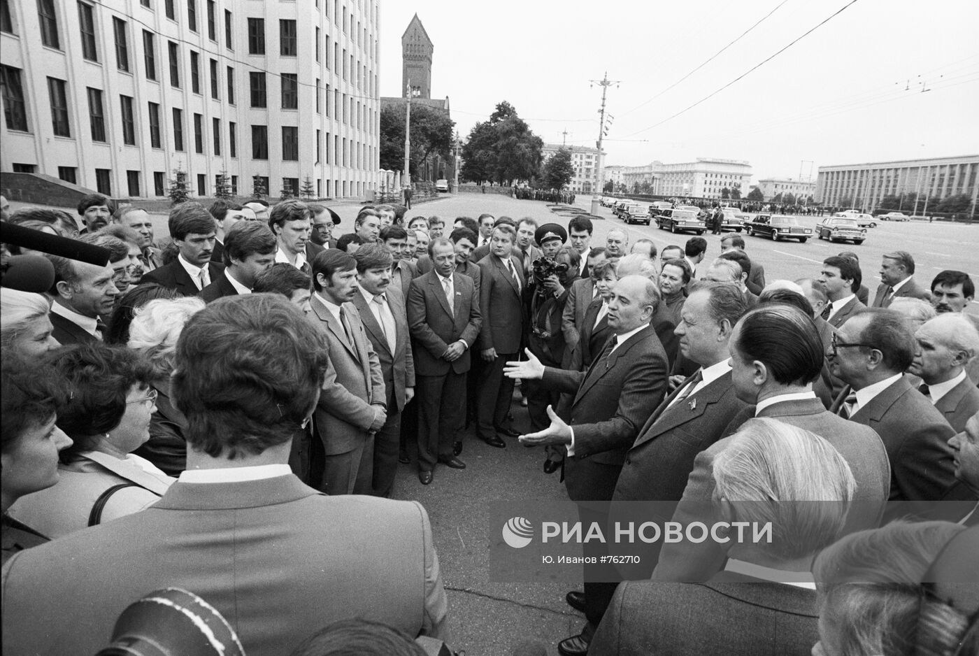 Михаил Горбачев беседует с жителями города Минска