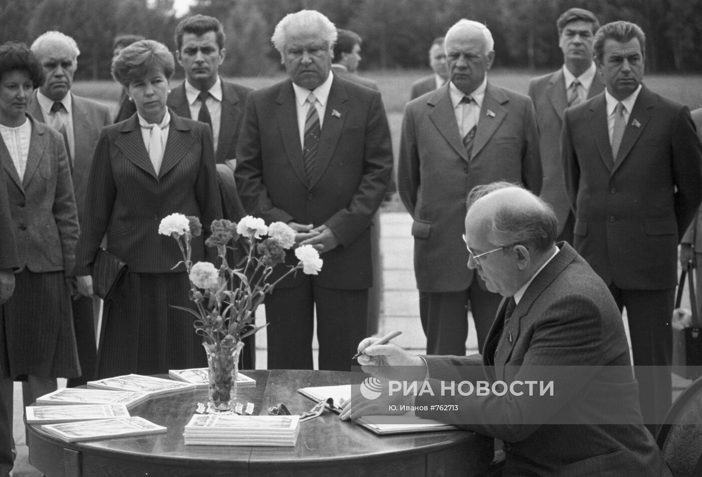 Михаил Горбачев посетил Мемориальный комплекс "Хатынь"