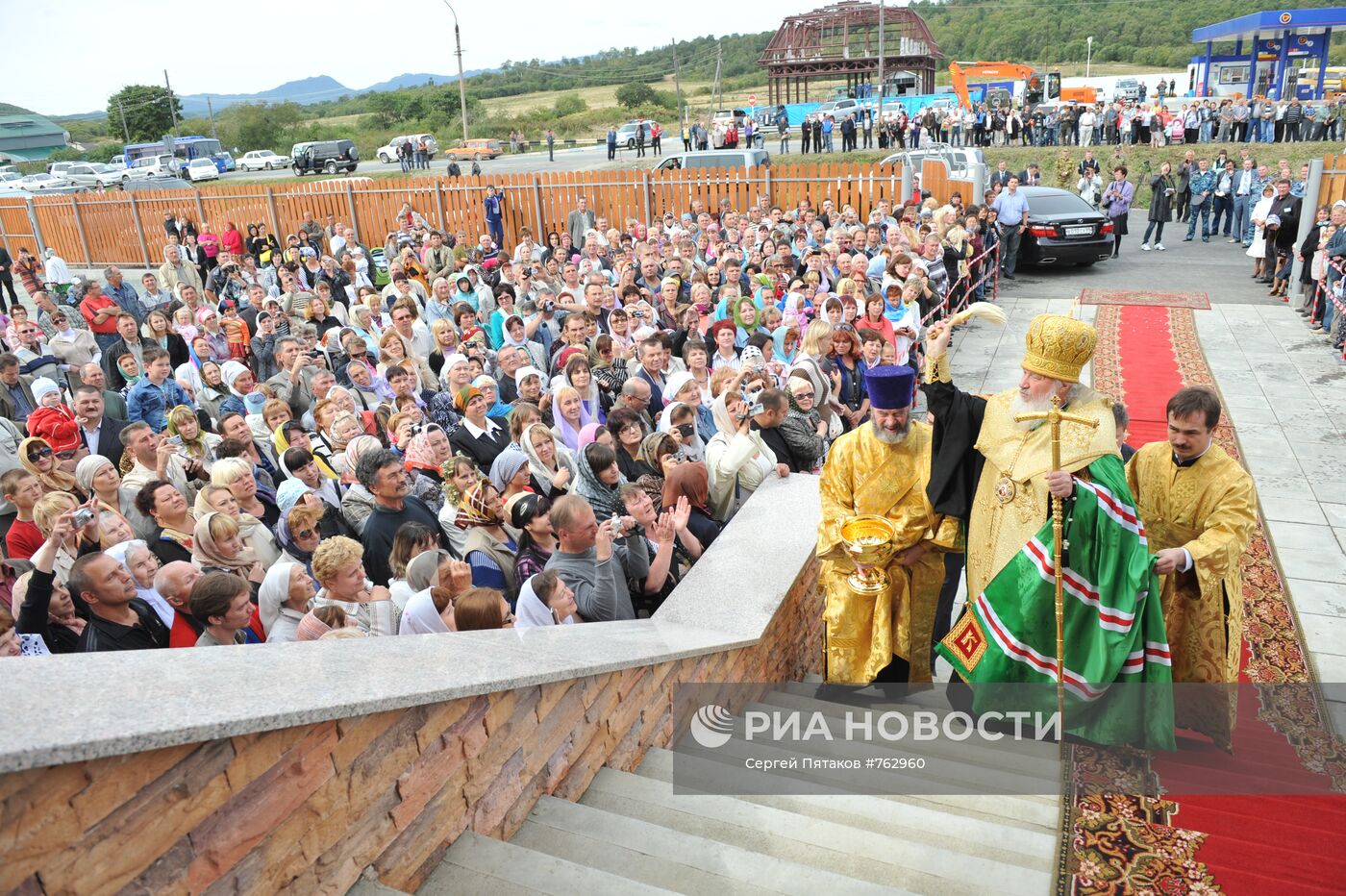 Патриарх Кирилл во время освящения храма
