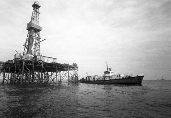 Буровая установка в море