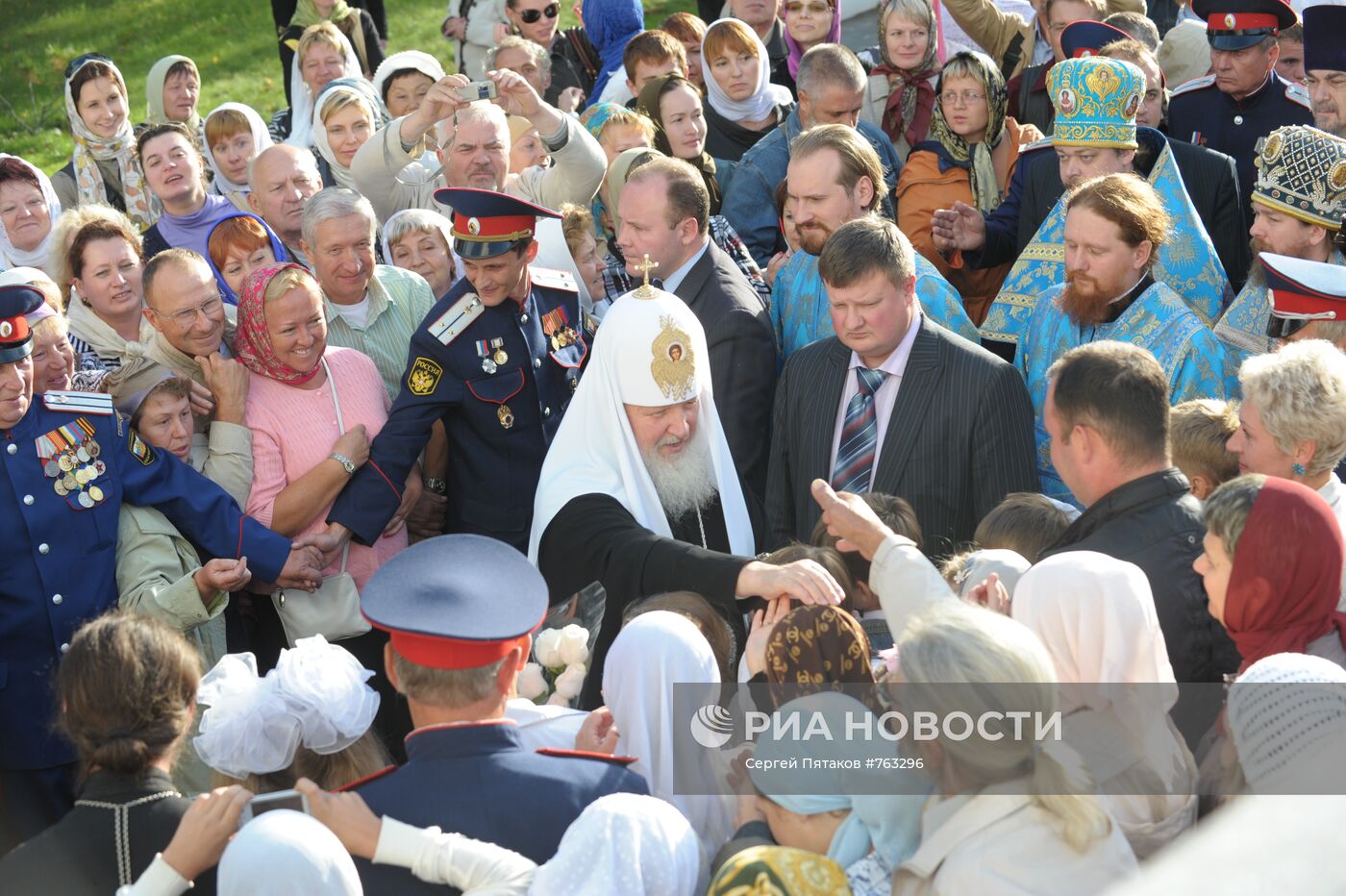 Патриарх Кирилл общается с прихожанами