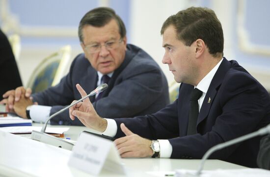 Д.Медведев провел совещание в "Горках"