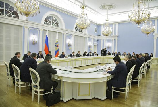 Д.Медведев провел совещание в "Горках"