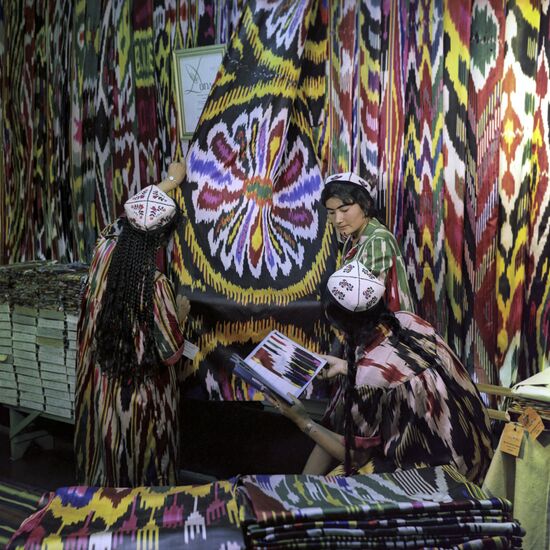 На Маргиланском шелковом комбинате