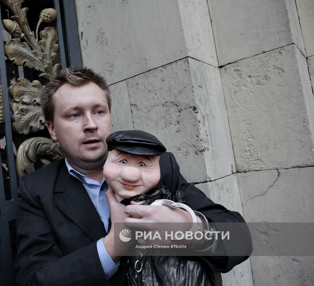 Акция протеста активистов сексменьшинств против Юрия Лужкова