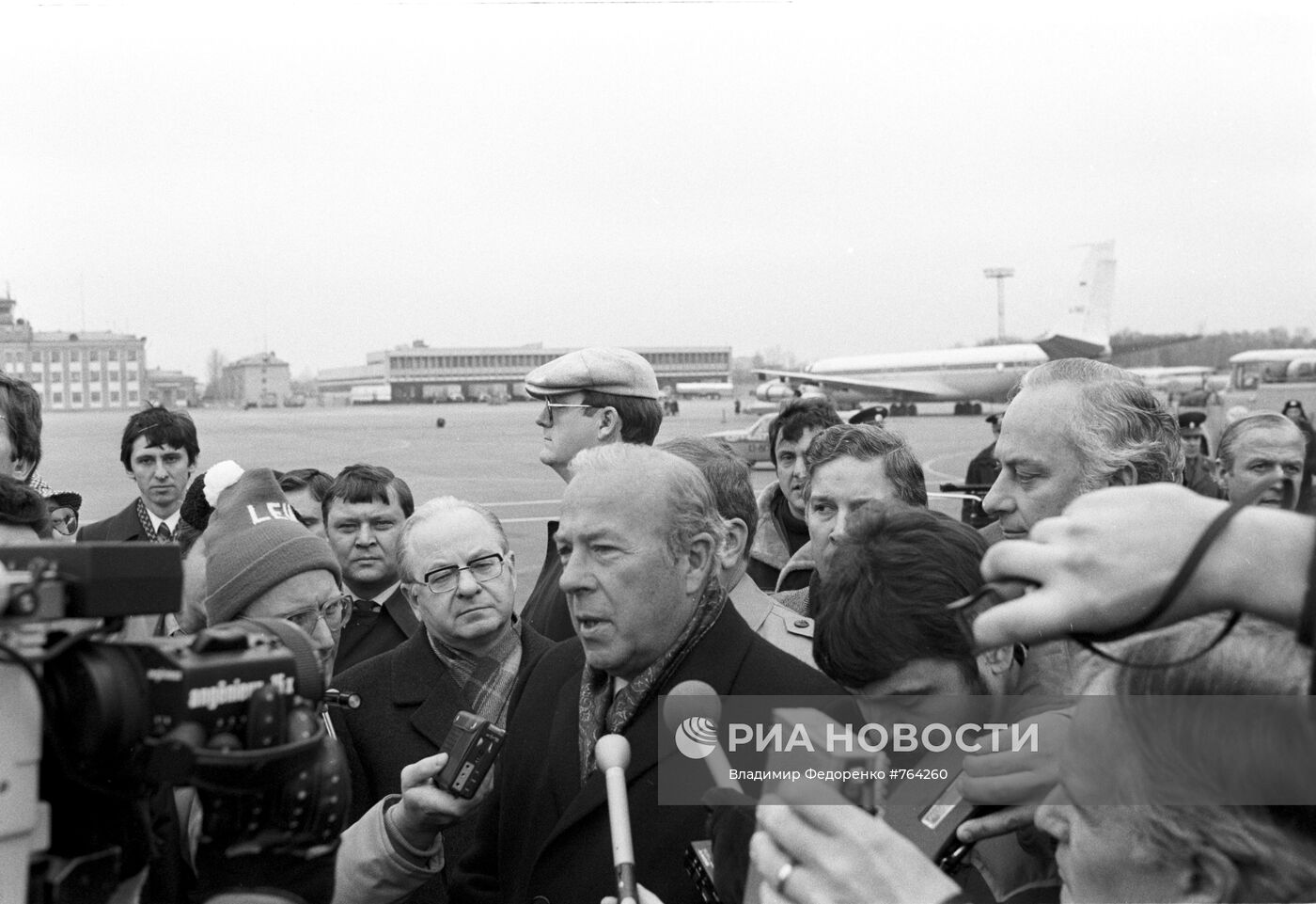 Джордж Шульц прибыл в Москву для участия в похоронах Л. Брежнева