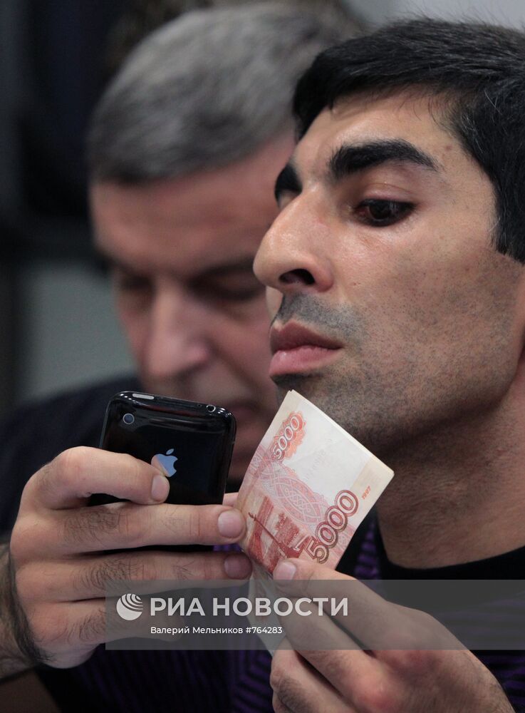 Начало продаж нового мобильного телефона iPhone 4G в Москве
