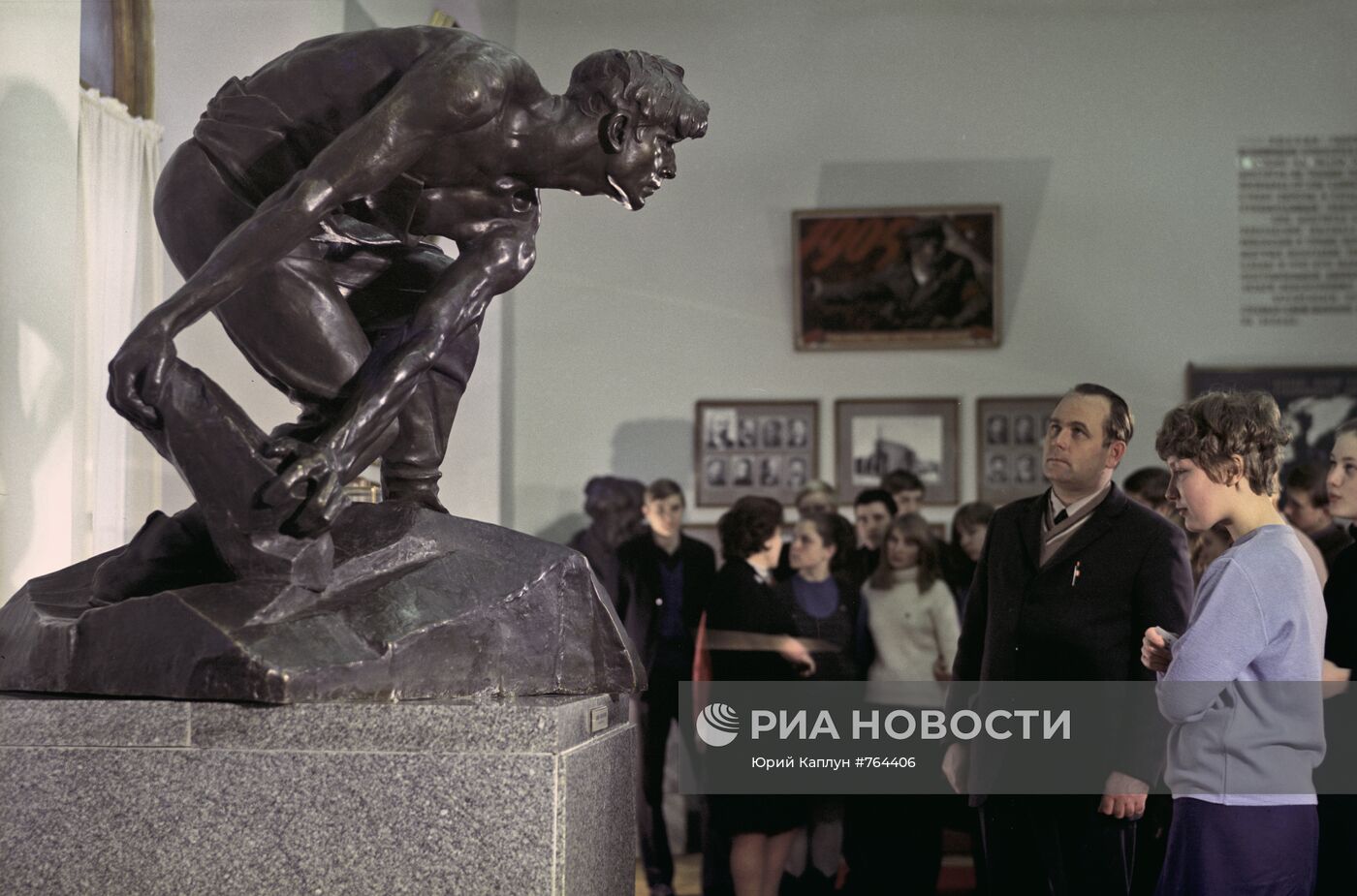 Скульптура И.Д.Шадра "Булыжник - оружие пролетариата"