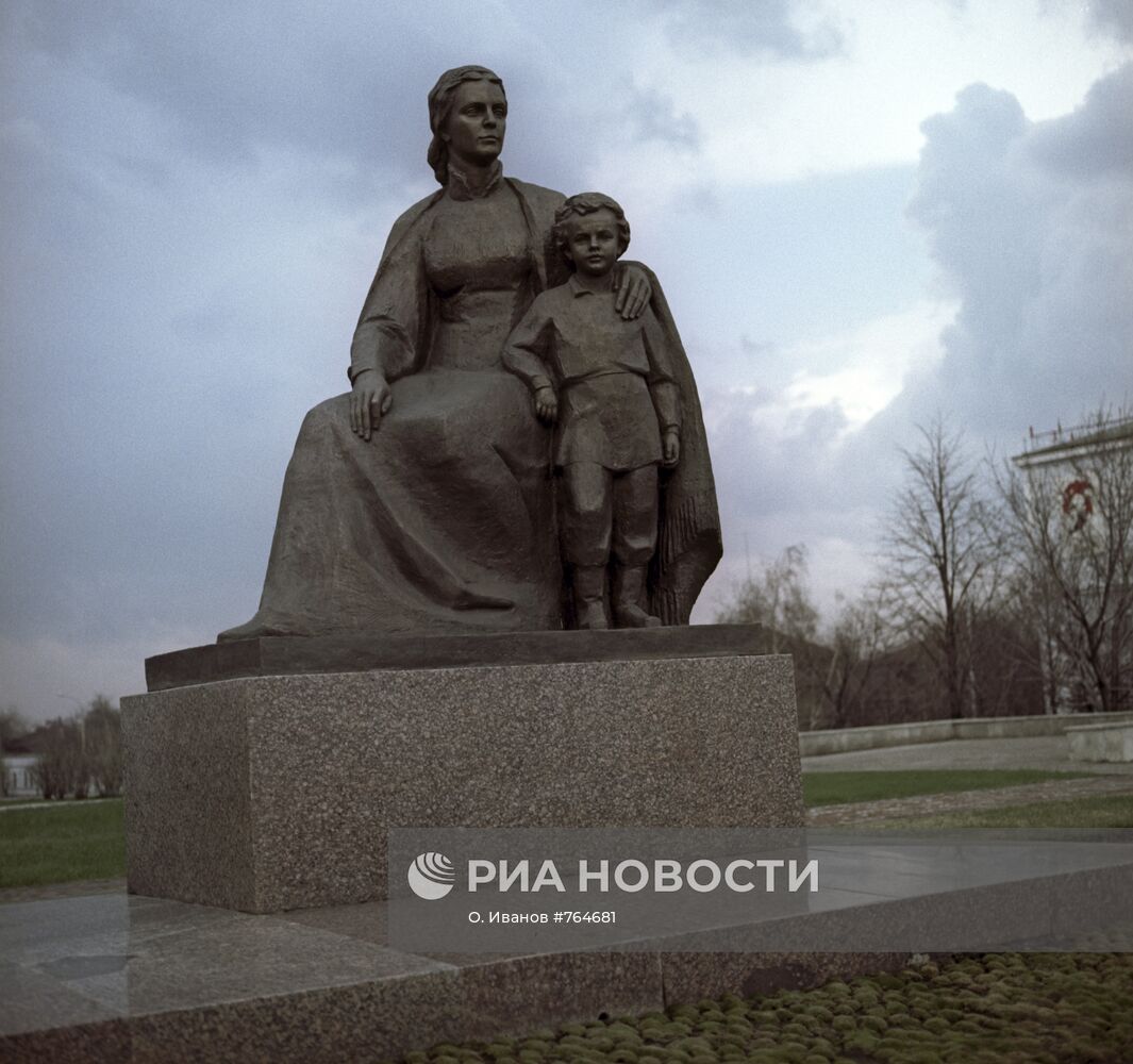 Памятник "М.А. Ульянова с сыном Володей" в Ульяновске