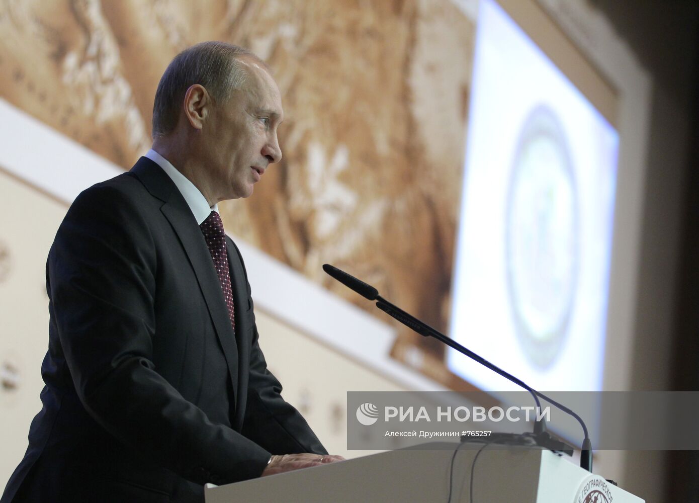 Владимир Путин принял участие в работе Арктического форума