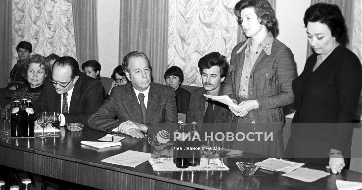 партийные женщины. комсомол в школе. терешкова в 1987 году. олимпийский комитет ссср 1951г. госплан ссср здание.