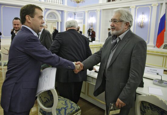 Д.Медведев провел встречу с российскими театральными деятелями