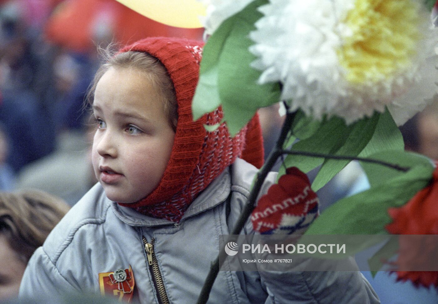 В колонне праздничной демонстрации на Красной площади 7 ноября