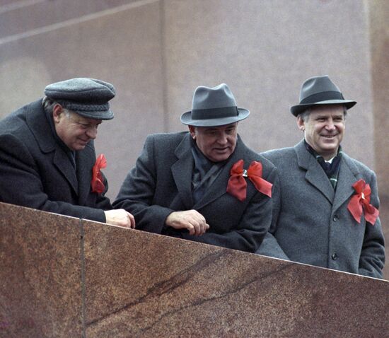 Михаил Сергеевич Горбачев на Красной площади 7 ноября