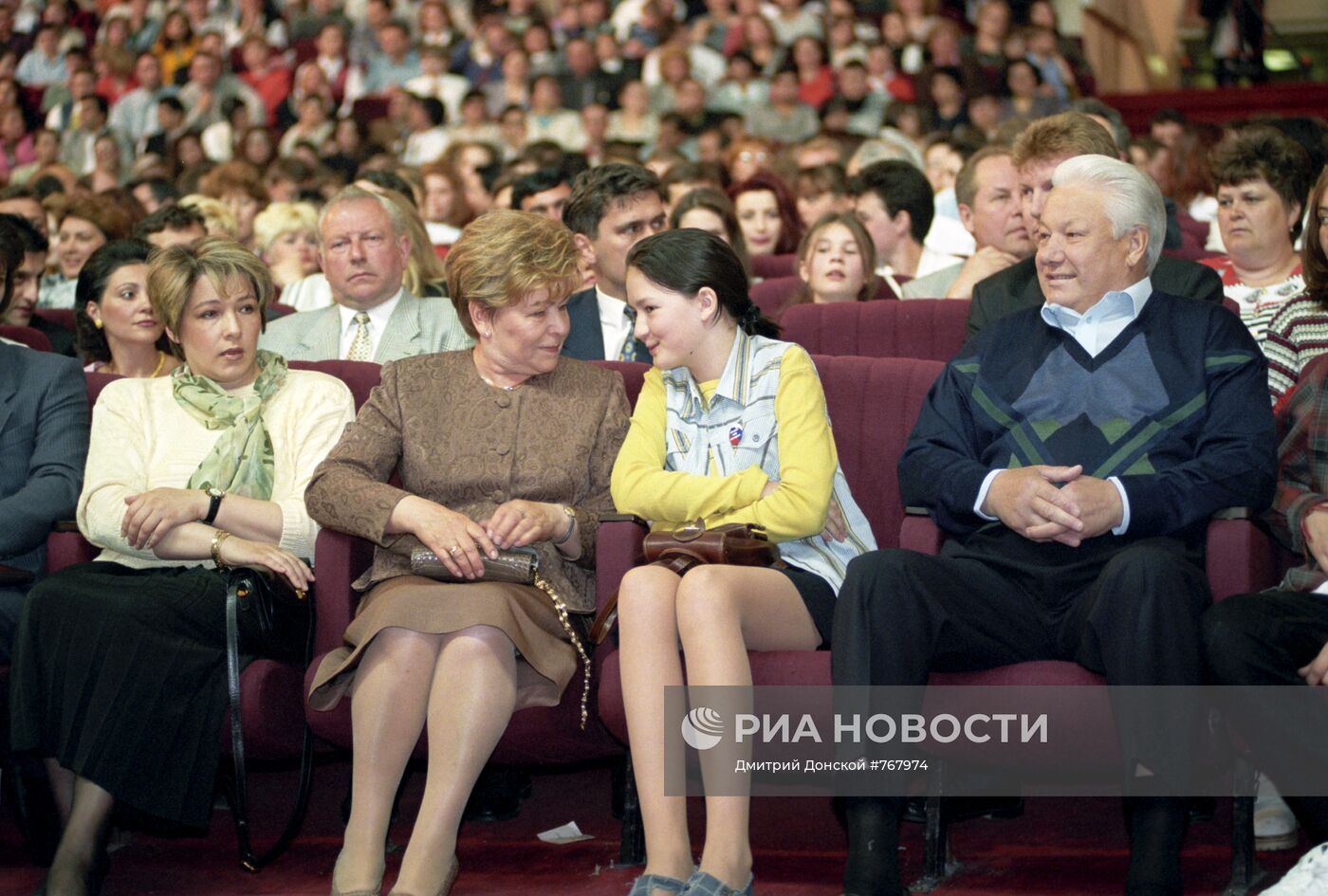 Борис Ельцин с семьей на телевизионной передаче КВН