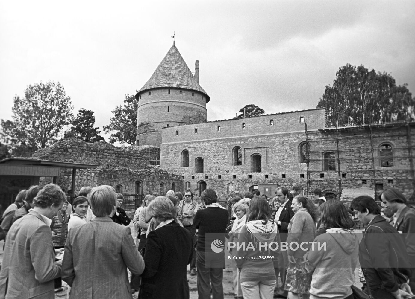 Участники фестиваля дружбы в Тракайском замке