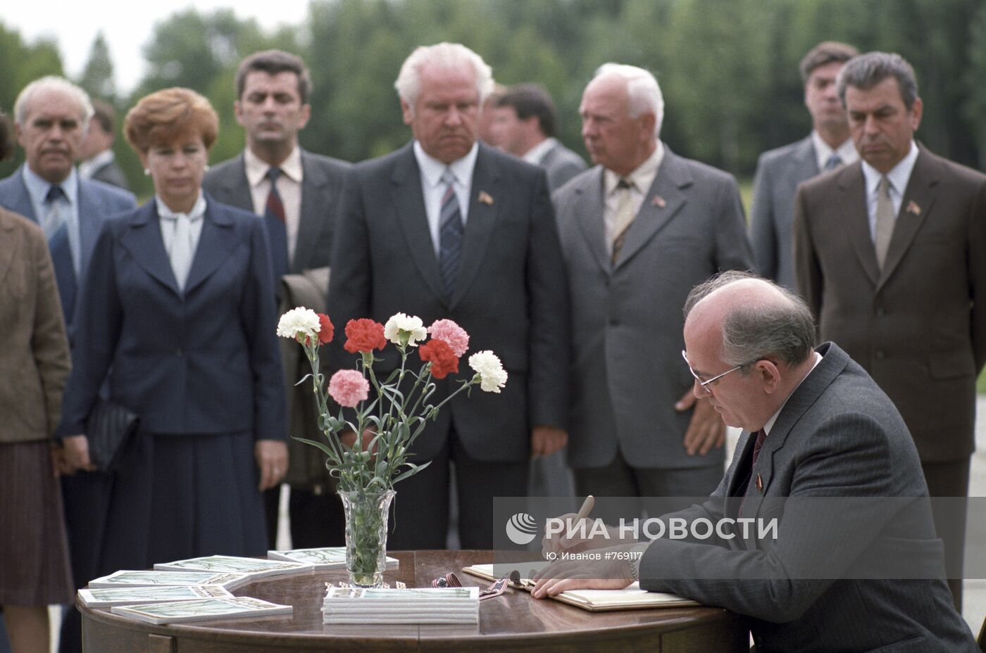 М. С. Горбачев посетил мемориальный комплекс "Хатынь"